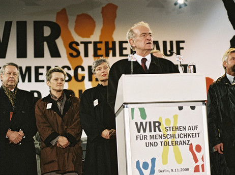 Bundespräsident Johannes Rau spricht am Jahrestag der Pogromnacht im November 2000 auf einer Kundgebung in Berlin gegen Rassismus und Gewalt